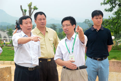謝迺堂（左一）對湘桂循環(huán)經(jīng)濟(jì)產(chǎn)業(yè)園建設(shè)提出意見和建議。