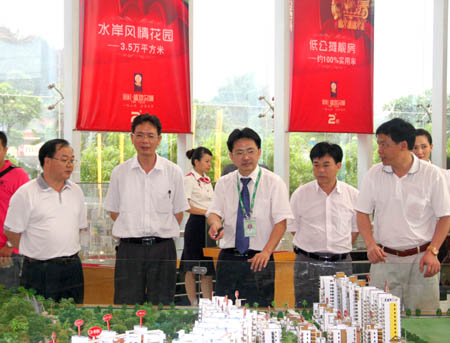 崇左市政協(xié)副主席、市工商聯(lián)主席玉如鋒（右四）一行聽(tīng)取房地產(chǎn)公司匯報(bào)